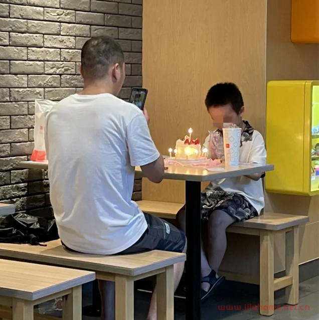 香港麦当劳里父子“穷酸”一幕，暴露戳心真相