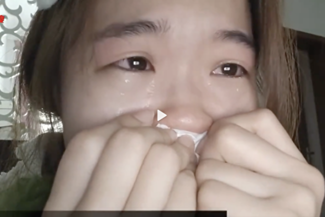 四川失业女生摆摊 全天只卖5块 崩溃痛哭