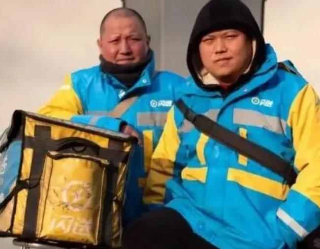 爸爸北漂20年栽培独子读大学 现在父子一起送快递